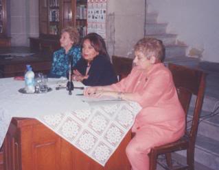 La Prof. Melcy Ocampo (al centro) habló del Prof. Taralli e integrantes de la Promoción 1956 de la Escuela Normal Manuel Belgrano analizaron su obra e interpretaron su poemática. 
